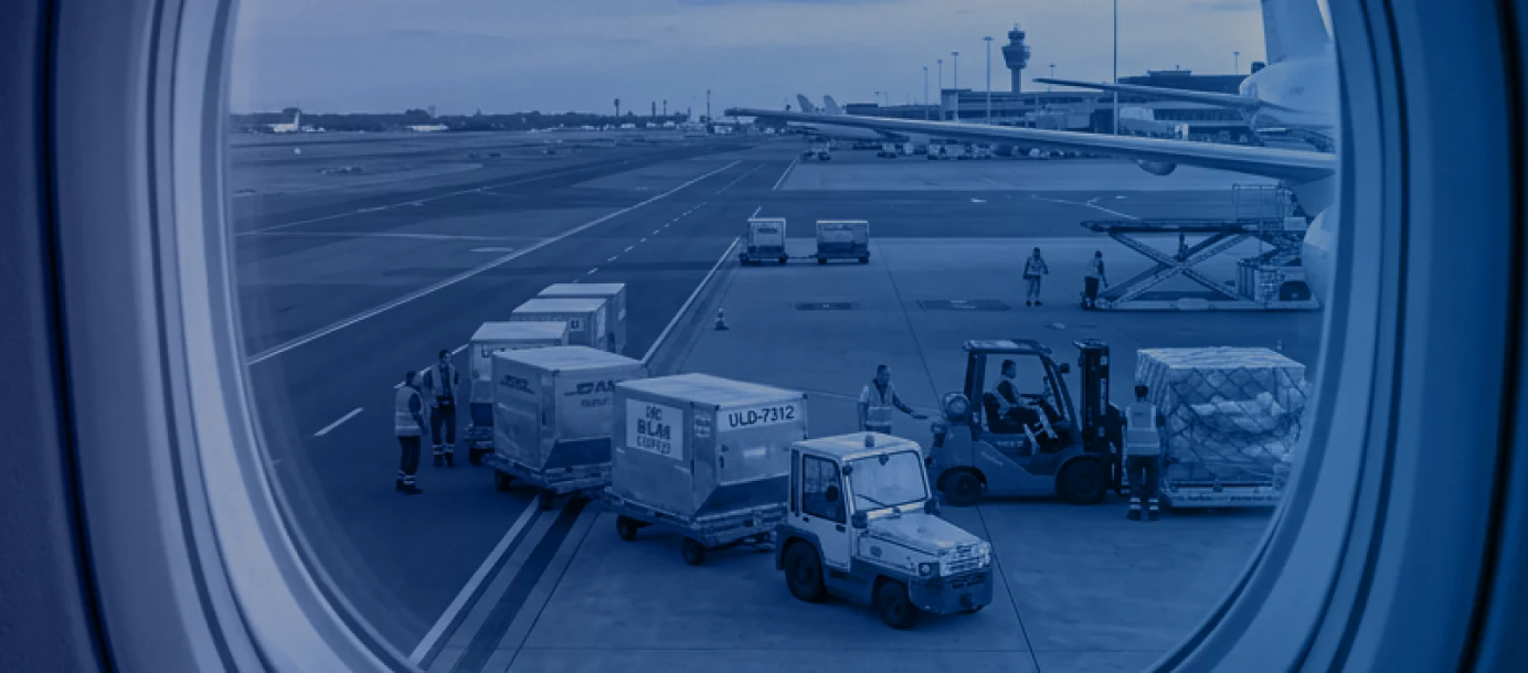 Carga sendo consolidada em pátio de aeroporto
