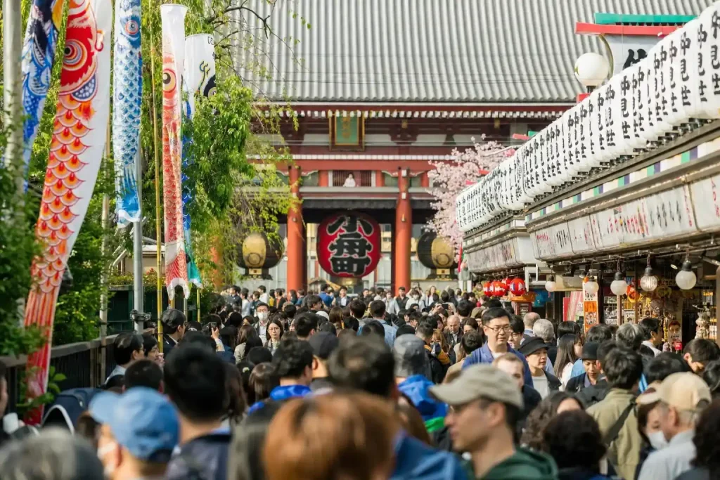 Rua chinesa movimentada com o Golden Week